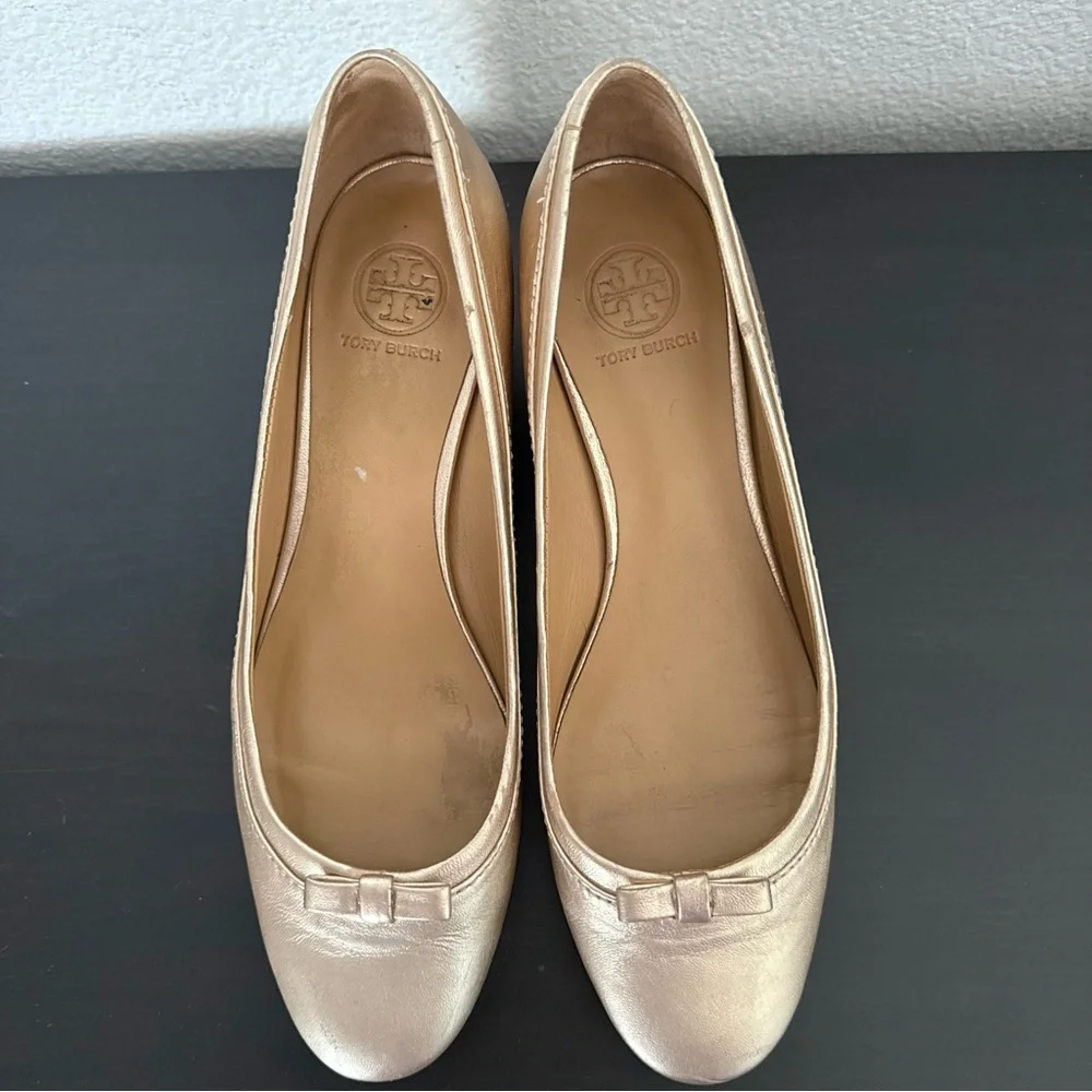 TORY BURCH Gold Logo Block Heel Round Toe Bow Leather Pumps